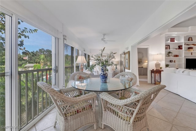 sunroom with ceiling fan