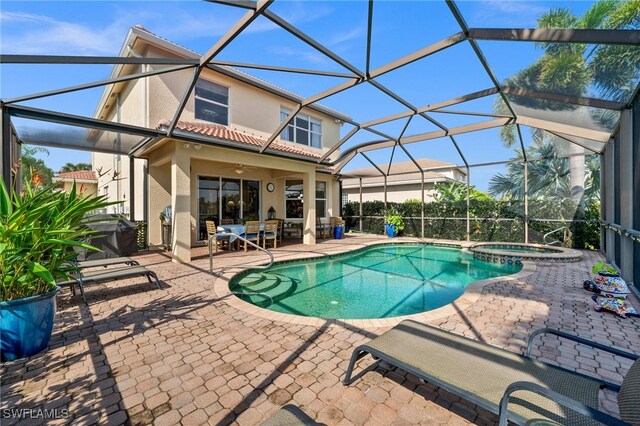 view of pool with an in ground hot tub, a patio area, a lanai, and ceiling fan