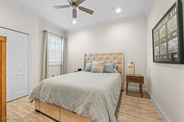 bedroom with ceiling fan, a closet, ornamental molding, and light hardwood / wood-style flooring