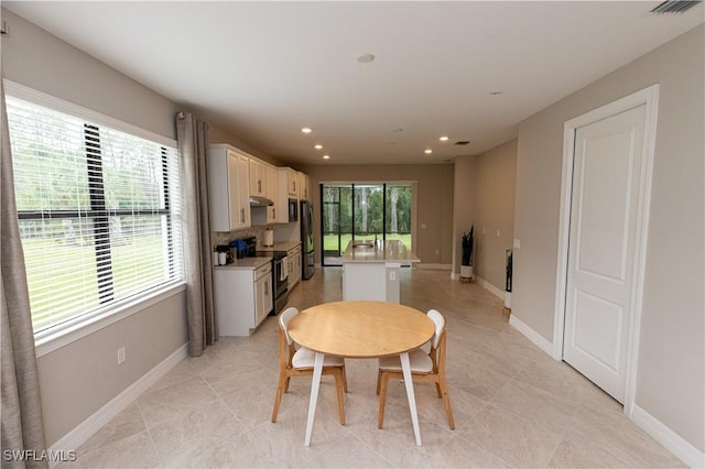 dining area featuring recessed lighting, visible vents, and baseboards