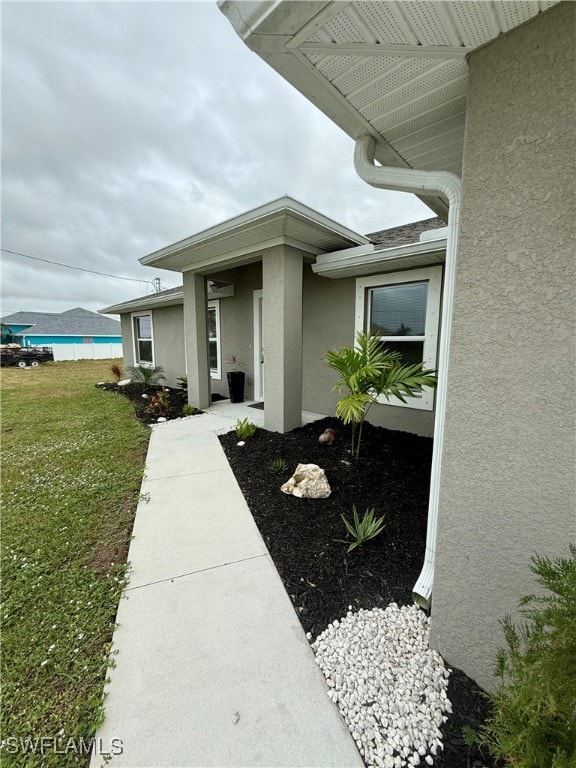 property entrance featuring a yard