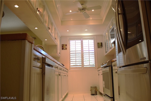 washroom with crown molding, light tile patterned floors, and ceiling fan