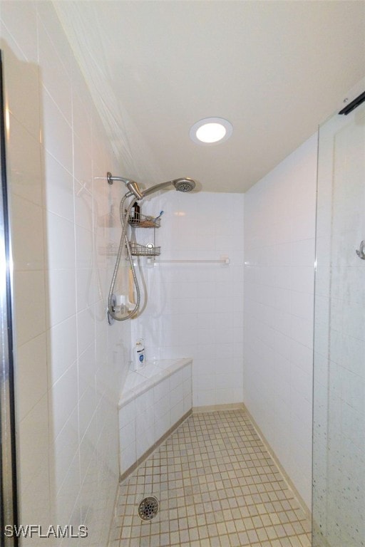 bathroom featuring tiled shower