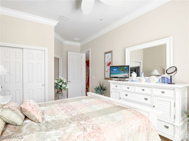 bedroom featuring a closet, ornamental molding, and ceiling fan