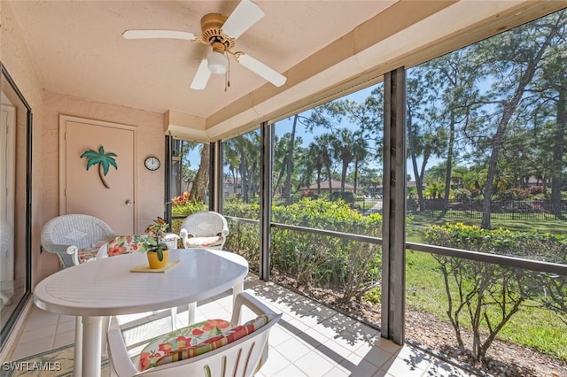 sunroom with ceiling fan