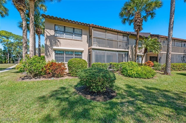 view of front of house with a front lawn