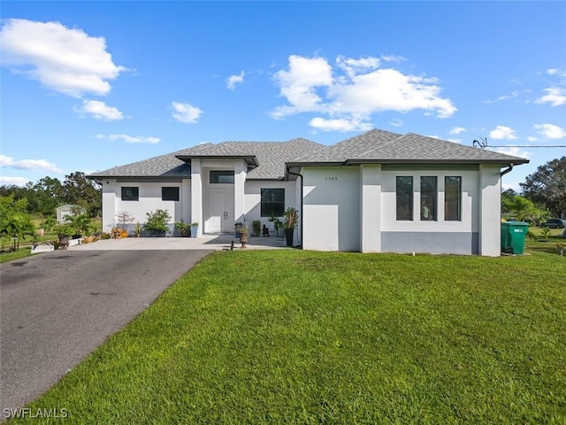 view of front facade featuring a front yard