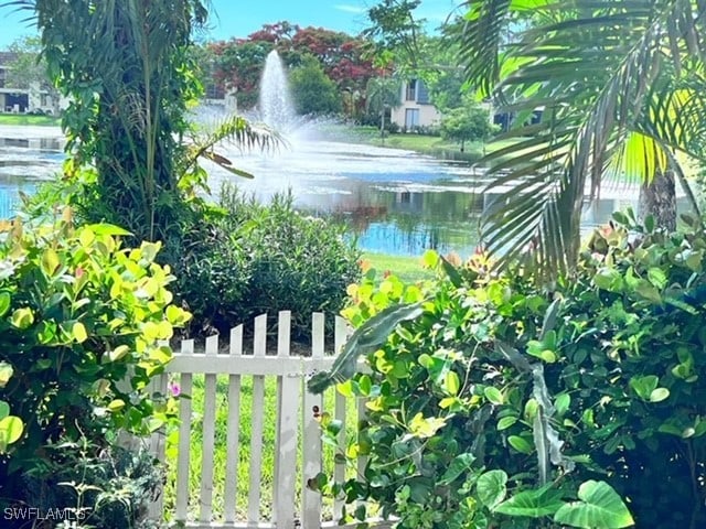 view of yard featuring a water view