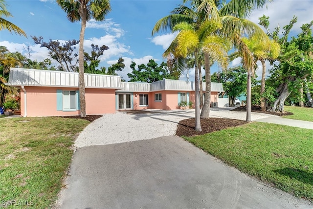 view of front of house featuring a front lawn