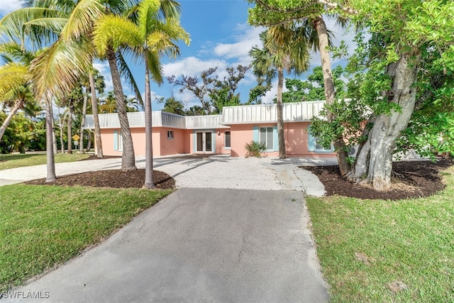 single story home featuring a front lawn