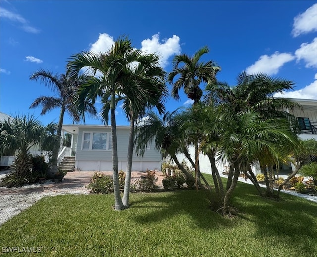 view of front of property featuring a front yard