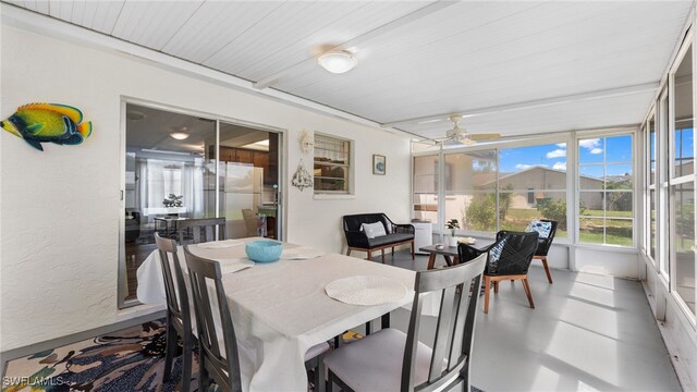 sunroom with ceiling fan