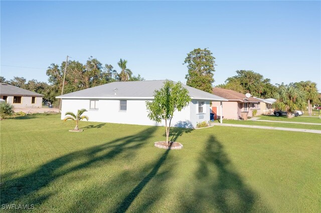 view of front of house featuring a front lawn