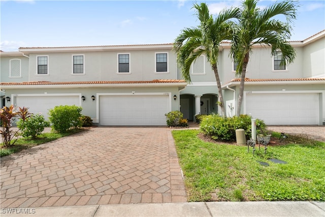 view of front facade with a garage