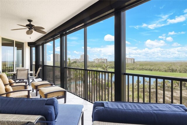 sunroom with ceiling fan