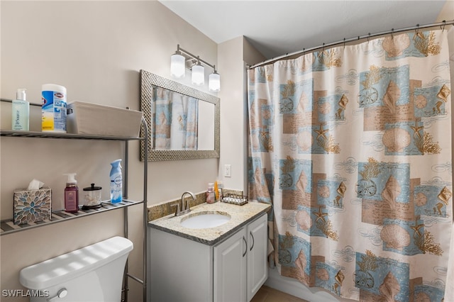 bathroom featuring a shower with shower curtain, vanity, and toilet