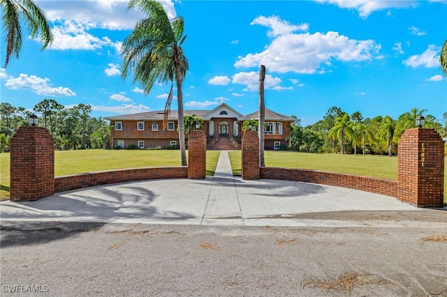 view of front of house featuring a front yard