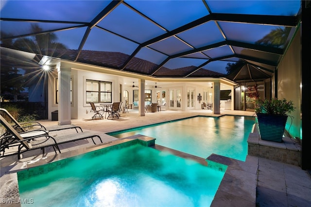 view of swimming pool featuring a patio area, a lanai, an in ground hot tub, and ceiling fan