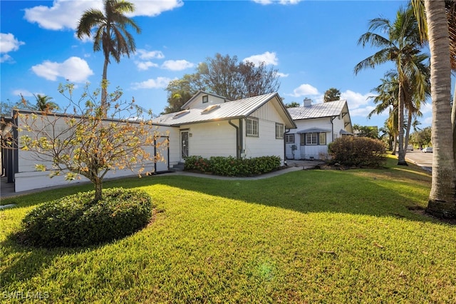 view of front of home featuring a front yard and a garage