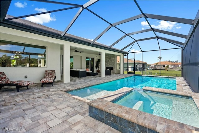 view of swimming pool with an outdoor living space, an in ground hot tub, a lanai, ceiling fan, and a patio area