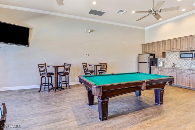 playroom featuring crown molding, billiards, light wood-type flooring, and ceiling fan