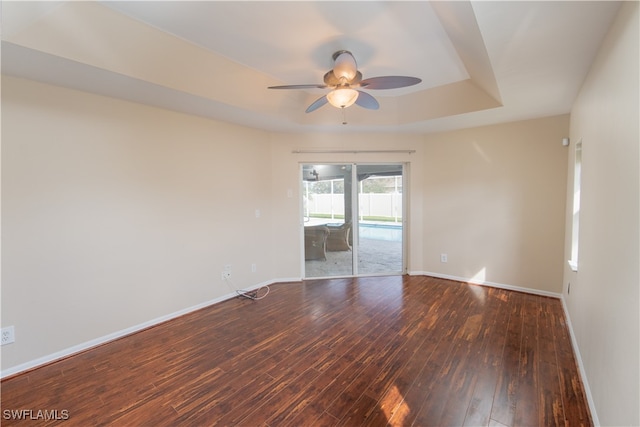 unfurnished room with dark wood-type flooring and ceiling fan