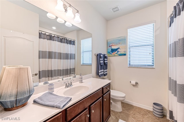 full bathroom featuring visible vents, baseboards, toilet, a shower with shower curtain, and vanity