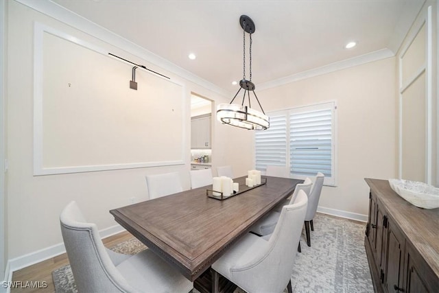 dining space featuring light wood-type flooring, recessed lighting, ornamental molding, and baseboards