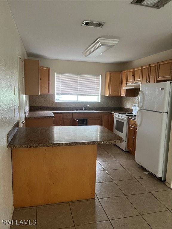 kitchen with sink, light tile patterned floors, backsplash, and white appliances