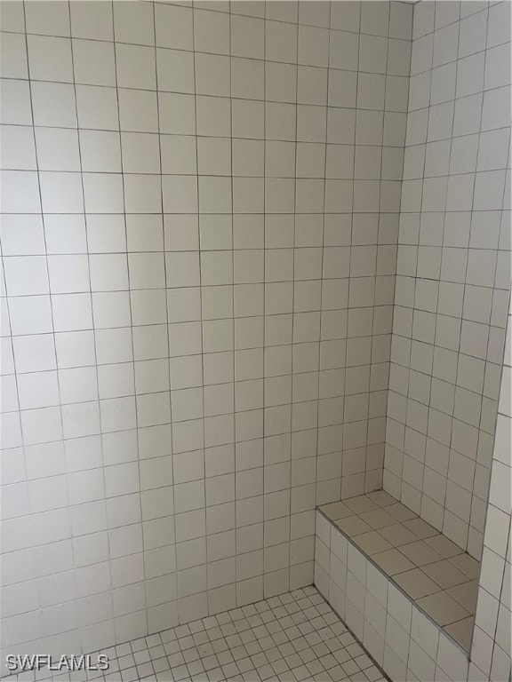 bathroom featuring a tile shower