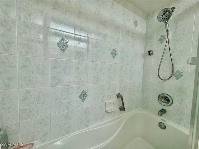 bathroom with tiled shower / bath combo