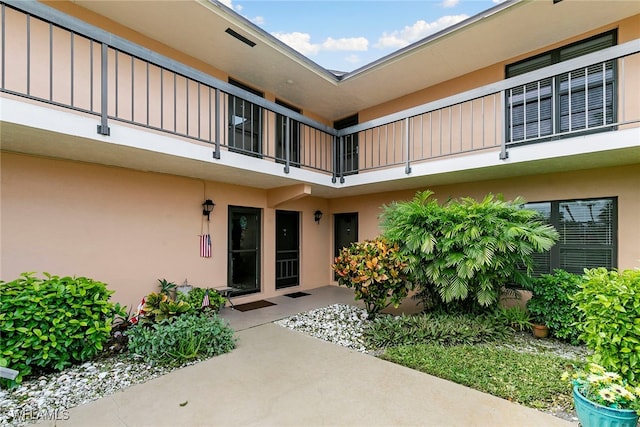 property entrance featuring a patio and a balcony