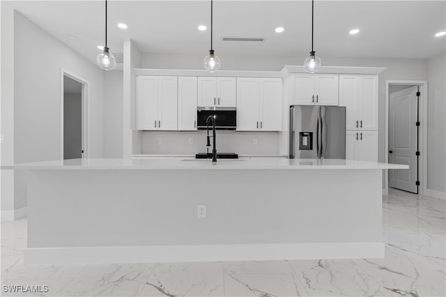 kitchen with appliances with stainless steel finishes, pendant lighting, and a large island