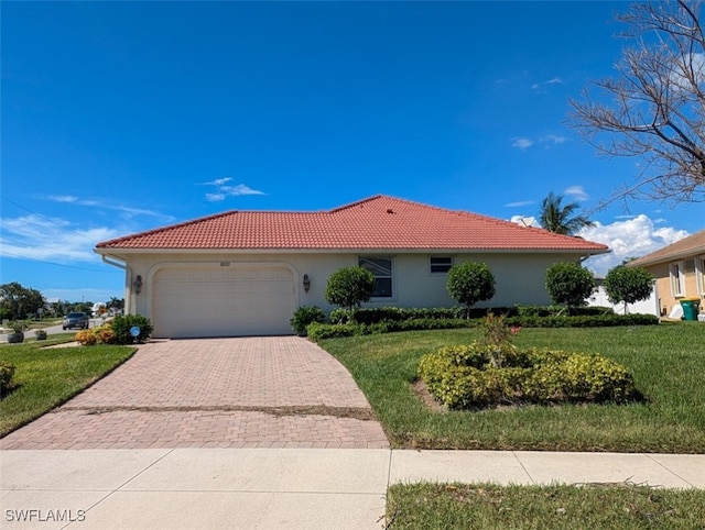 view of front of property featuring a front lawn and a garage