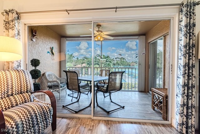 sunroom with ceiling fan