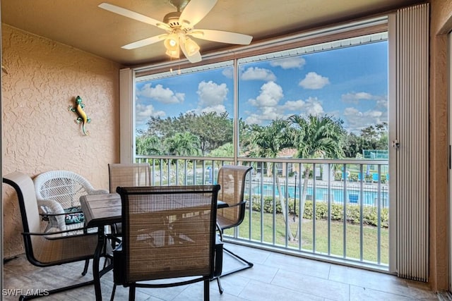 sunroom with ceiling fan