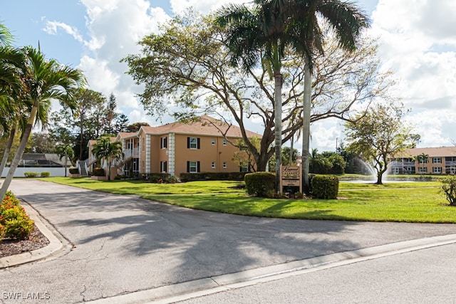 view of front of house featuring a front lawn