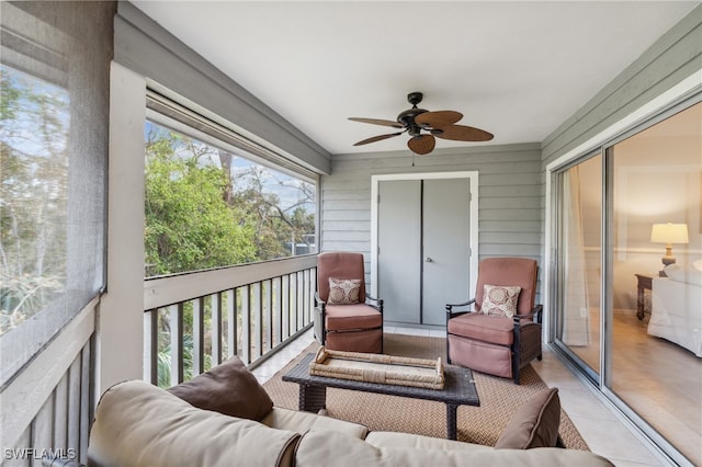 sunroom with ceiling fan