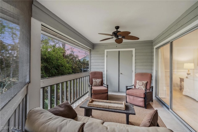 sunroom with ceiling fan