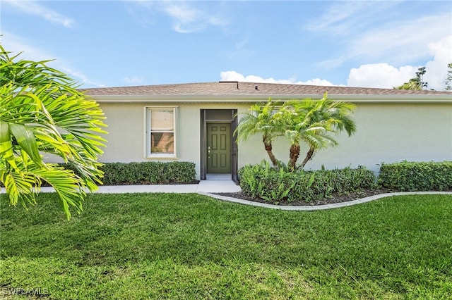 view of front of property featuring a front lawn