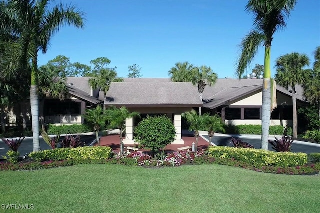 view of front facade featuring a front yard