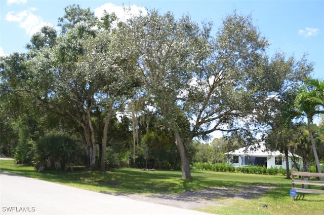 view of front of house featuring a front lawn