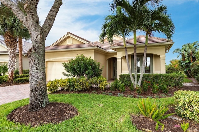 view of front facade featuring a front lawn and a garage