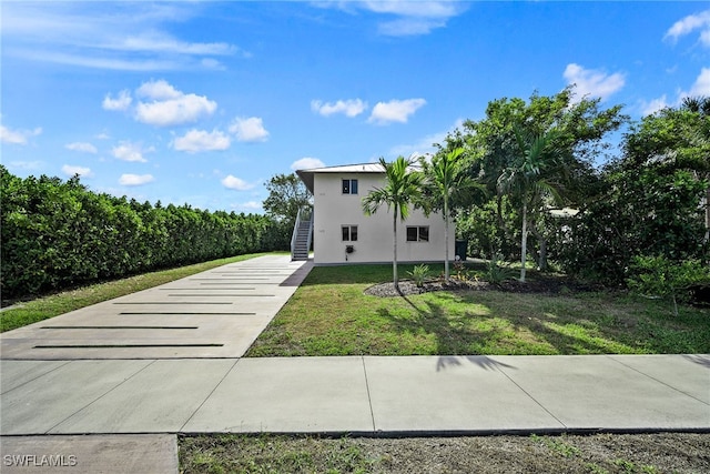 view of front of home featuring a front lawn