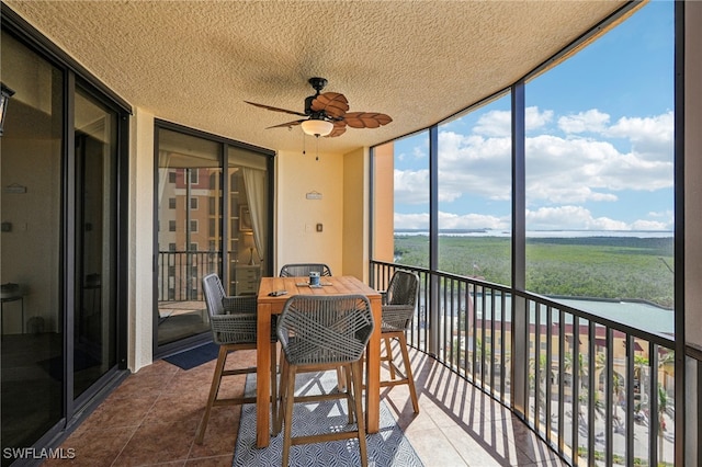 sunroom with ceiling fan