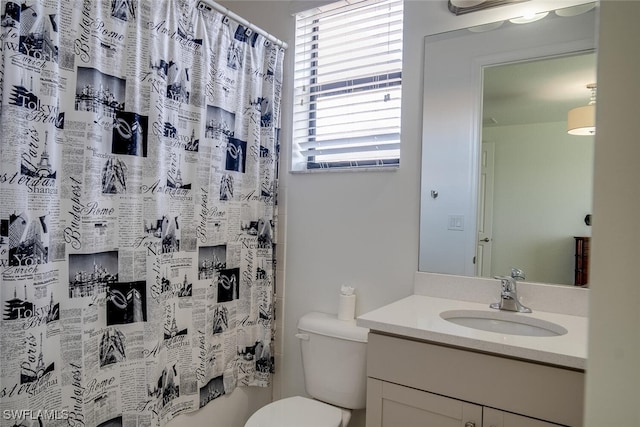 bathroom with toilet, a shower with curtain, and vanity