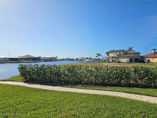 view of yard featuring a water view