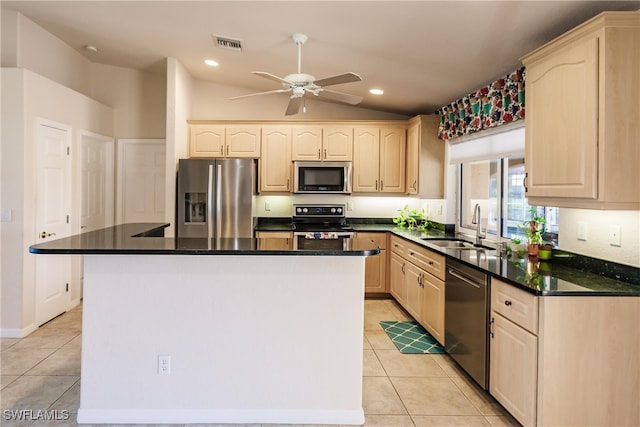 kitchen with sink, stainless steel appliances, lofted ceiling, and a kitchen island