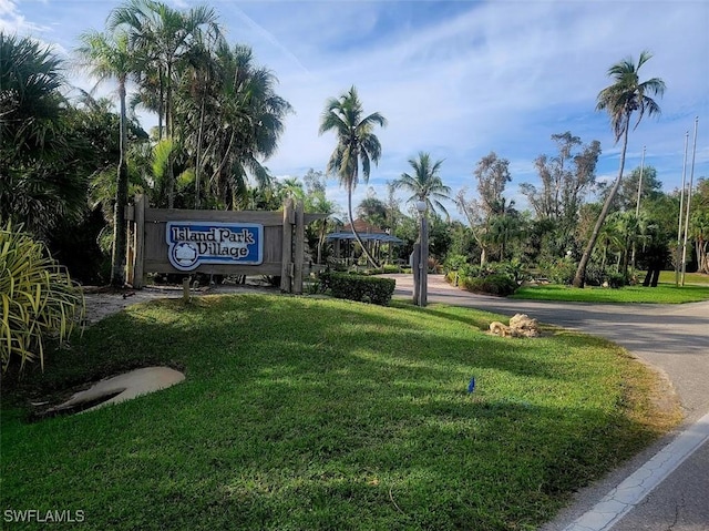 community / neighborhood sign featuring a lawn