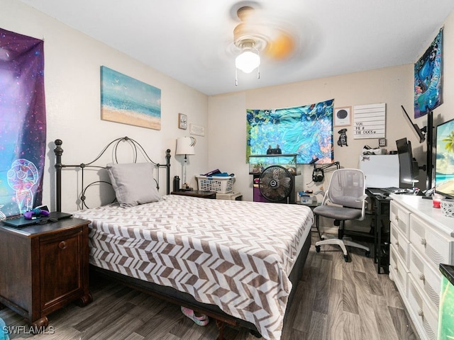 bedroom featuring light hardwood / wood-style floors and ceiling fan